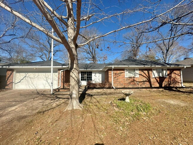 Available Now! Newly Updated 3 Bedroom 2 B... - Available Now! Newly Updated 3 Bedroom 2 B... Casa