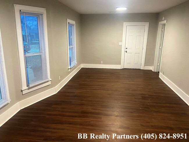 Photo - 1121 S Quaker Ave