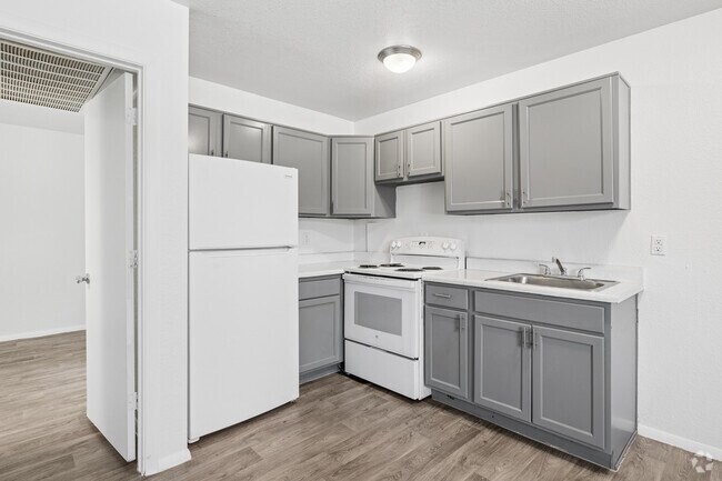 1BR, 1BA - 520SF - Kitchen - The Grove