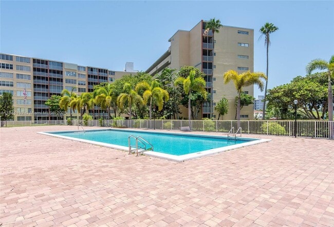 Photo - 1750 NE 191st St Unidad 100-1