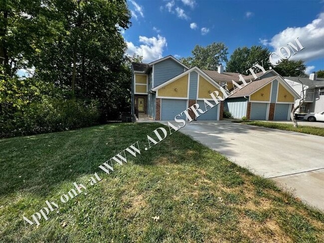 Building Photo - Spacious Duplex in Lee's Summit-Available ... Rental
