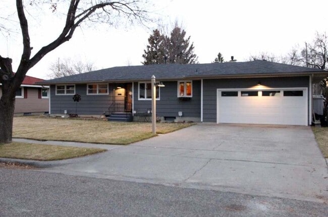 Building Photo - 2646 Yellowstone Ave