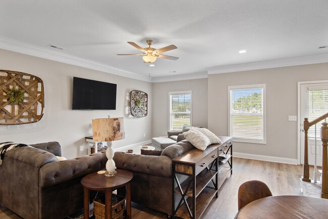 Photo - 274 Broadberry Ave