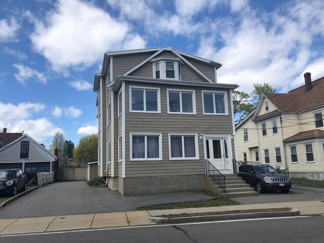 Building Photo - 19-21 Maple St Unit 3