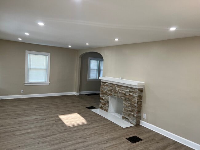 Photo - 623 W 40th St