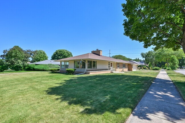 728 N 74th St