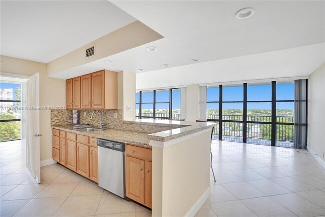 Photo - 1000 Parkview Dr Unit 831