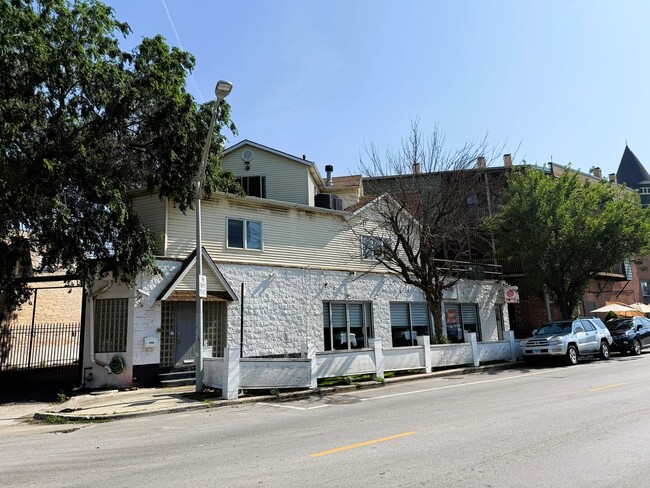 Building Photo - 1450 W Webster Ave