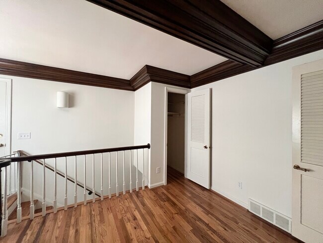 Building Photo - 680 Overland St Unit 1