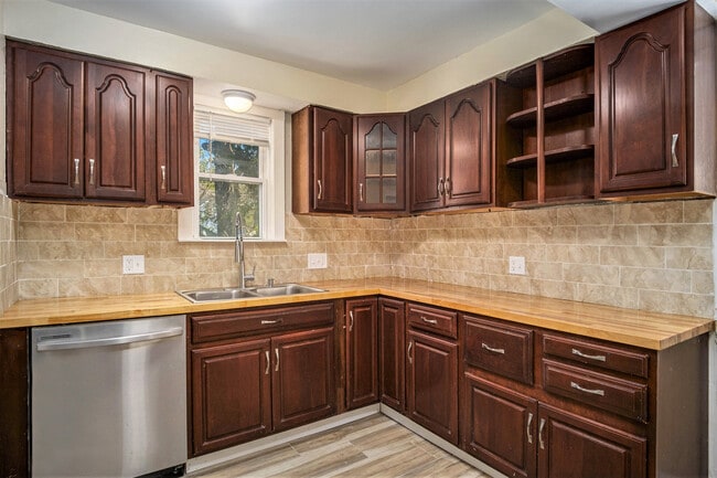 Photo - 1321 Bemis St SE