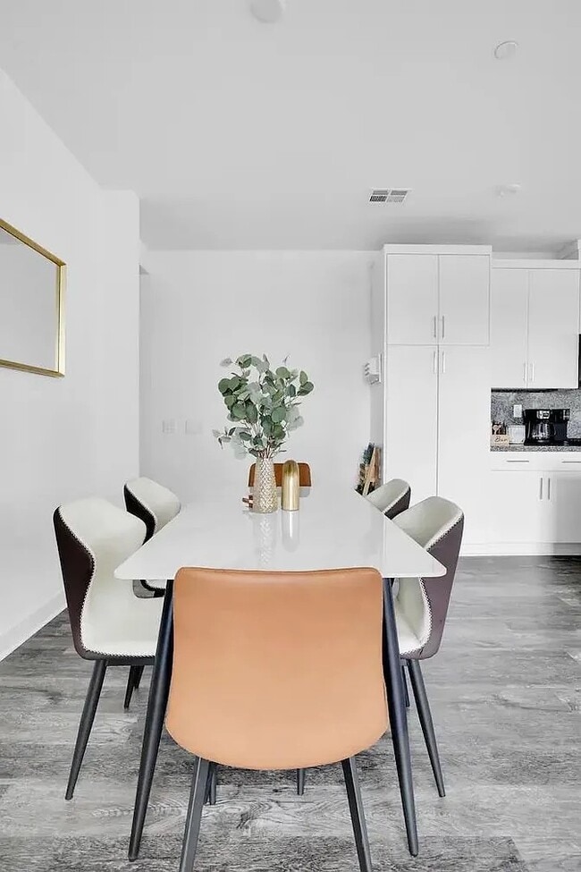 Dining Area - 2003 W Bushell St