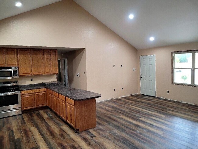 Photo - 721 N James St