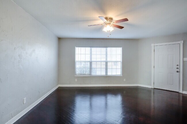 Photo - Spacious Three Bedroom Home With Modern Fl...