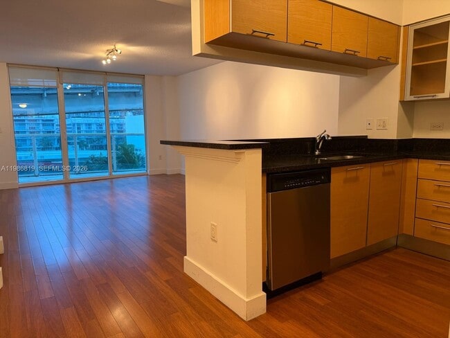 Building Photo - 31 SE 5th St Unit 605