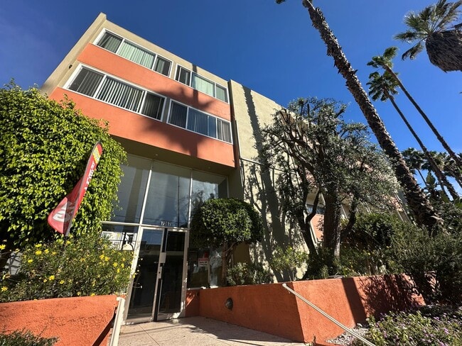 Building Photo - Centrally located studio in Hollywood Blvd. within distance from the Walk Of Fame Unit 107