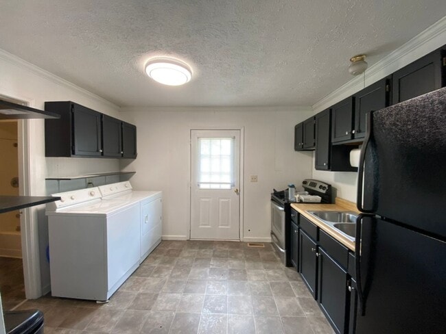 Photo - 2 bed - 1 bath - 1 Car Garage Duplex w/ Utilities