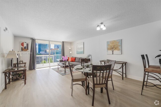 Building Photo - 1200 Brickell Bay Dr Unit 1517 Rental