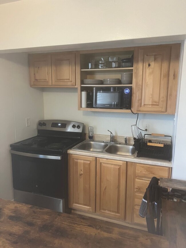 Building Photo - Price drop to $1095 a month - limited time... Unit 8 Rental