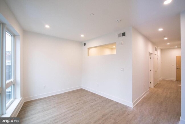 Building Photo - 1325 N Lee St Unit 305