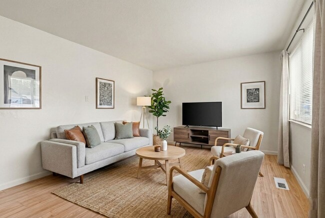 Building Photo - Large 3BD Townhome Style Apartment w/ Brand New Flooring in Hayward Unit 4