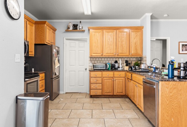 Photo - 5 bed 4 bath near campus!