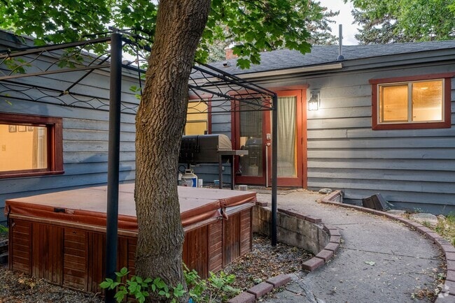 Building Photo - Hot Tub, 3-Car Garage, Pet-Friendly, Enclo... Rental