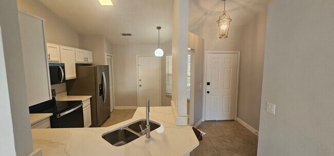 Photo - FABULOUS! LIKE NEW! 3 BEDROOM / 2 BATH / ...