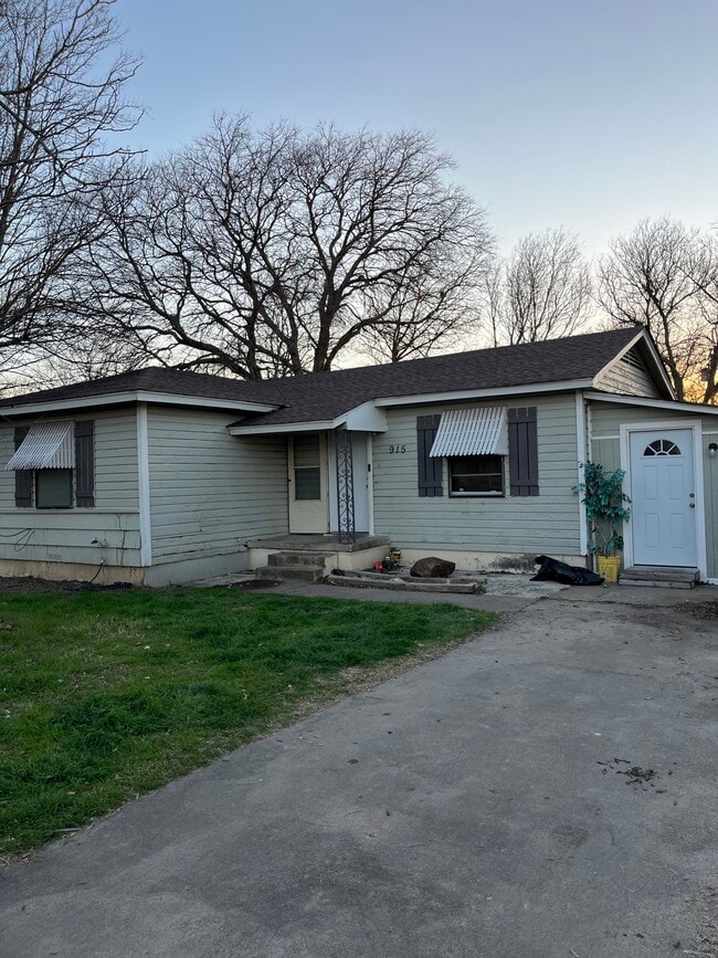 Building Photo - 915 S 8th St