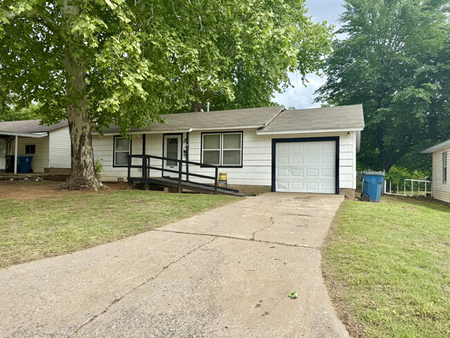 Photo - 1008 Locust Dr House