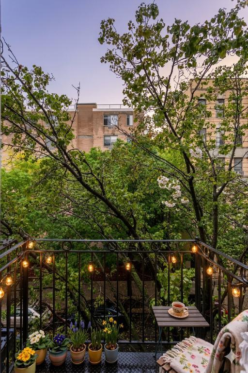 Building Photo - 309 E 8th St