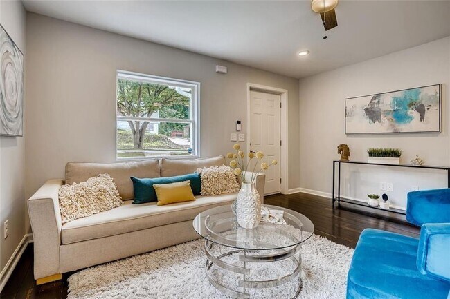 Photo - 240 Holly Rd NW