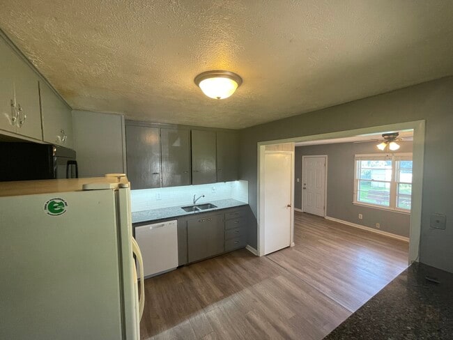 Photo - 403 E 2nd St