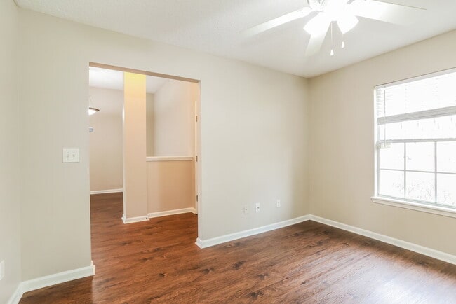 Photo - 609 Kilwinning Ln