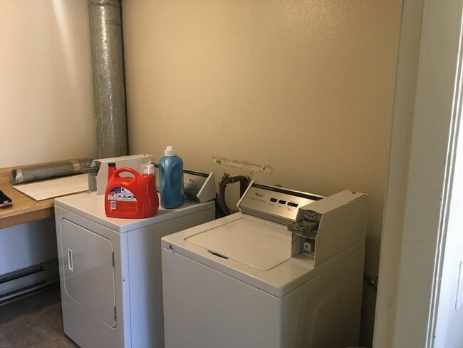 Building Photo - Very Clean 2-Bedroom Second-Floor Apartment Unit 4