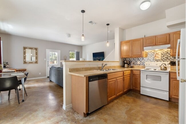 Photo - 7807 Kingsbury Wood