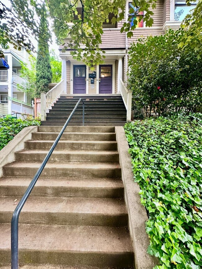 Building Photo - Gorgeous 1 Bedroom 1 Bath Top Floor Unit i...