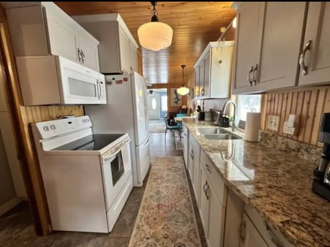 Building Photo - 13724 Sunset Dr Rental