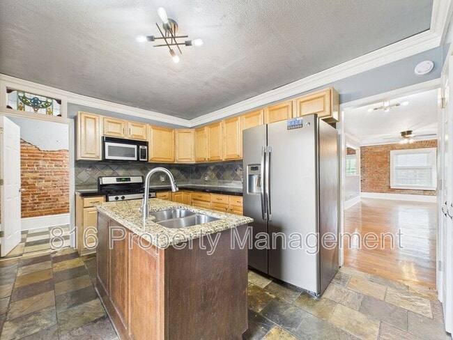 Building Photo - 1033 E 5th St Unit 2 Rental