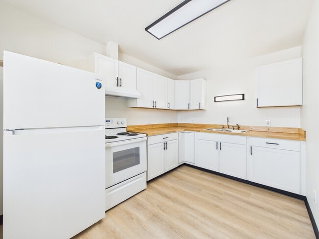 Building Photo - 3712 Swenson Ave Unit 8