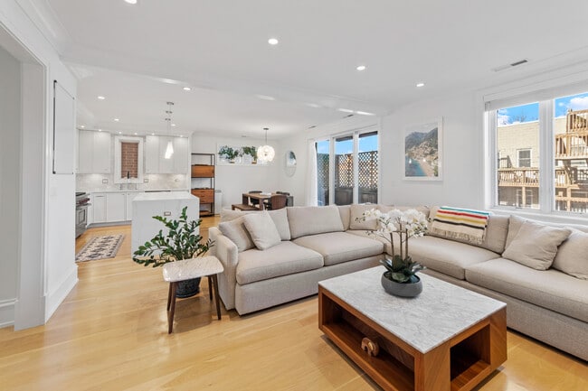 Photo - 736 W Melrose St Unit 3W