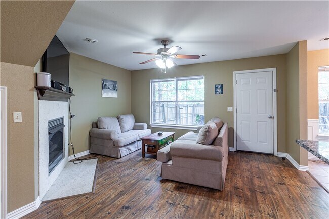Photo - 869 W Peachtree Dr