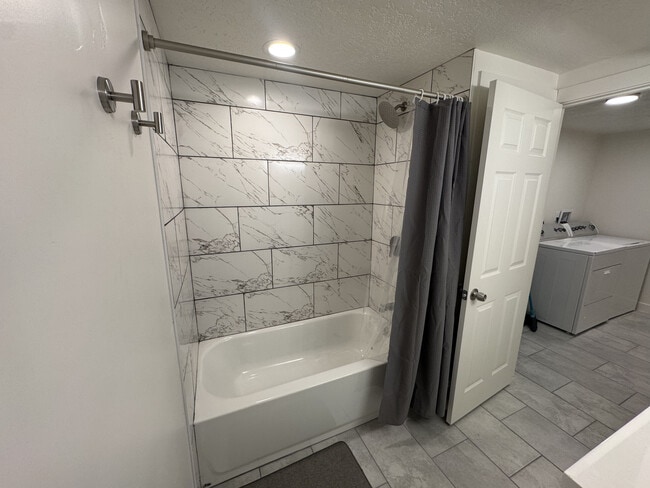 312 E Donna Cir
