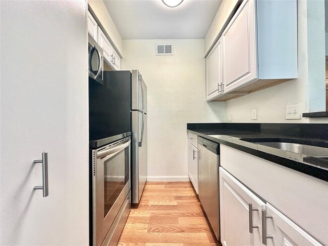 Photo - 2207 Leon St Unidad 305