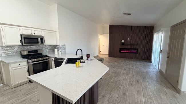 2050 Los Feliz St