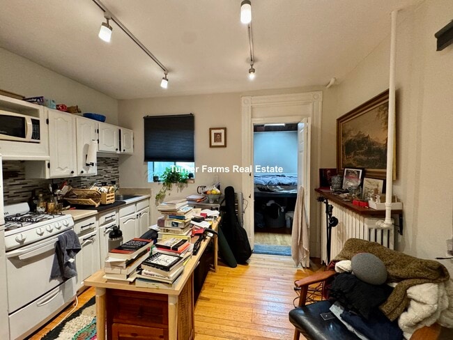 Building Photo - 261 W Newton St Unit 1 Rental