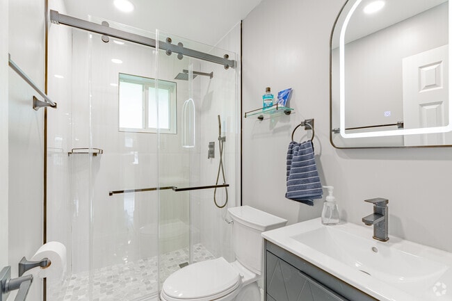 1BD, 1BA - 700SF - 411 SE 3rd Ave