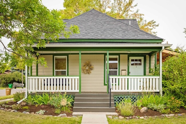 Building Photo - Fully Furnished Northside Bungalow Available for Month of August, 2026