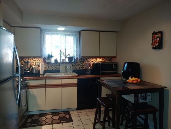 Photo - 2 Bedroom Condo for Rent near Cumberland Blue Line!
