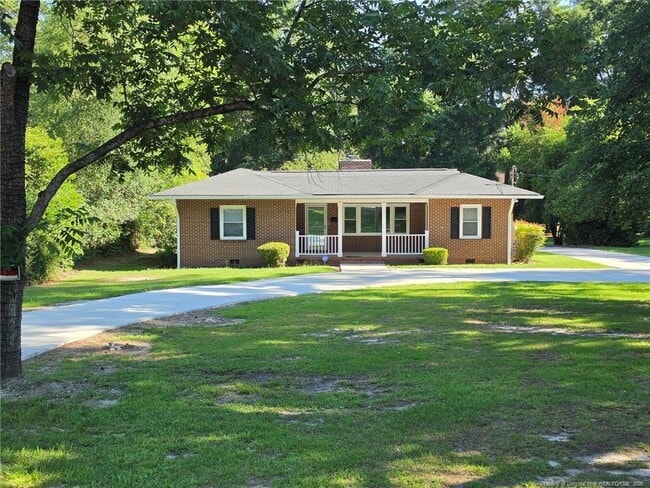 Building Photo - 216 Country Club Dr