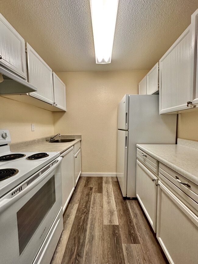 Kitchen - Pinegrove Apartments
